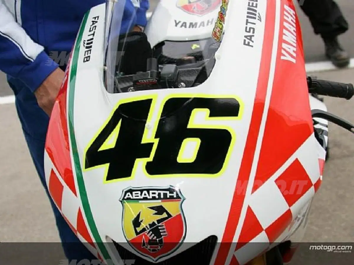 Lo scorpione Abarth fa capolino sulla M1 di Valentino Rossi (2)
