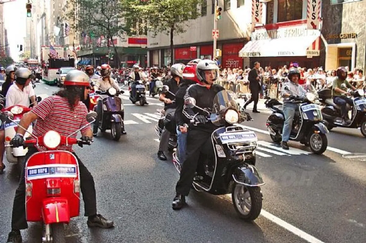 La Vespa in parata nel Columbus Day (2)