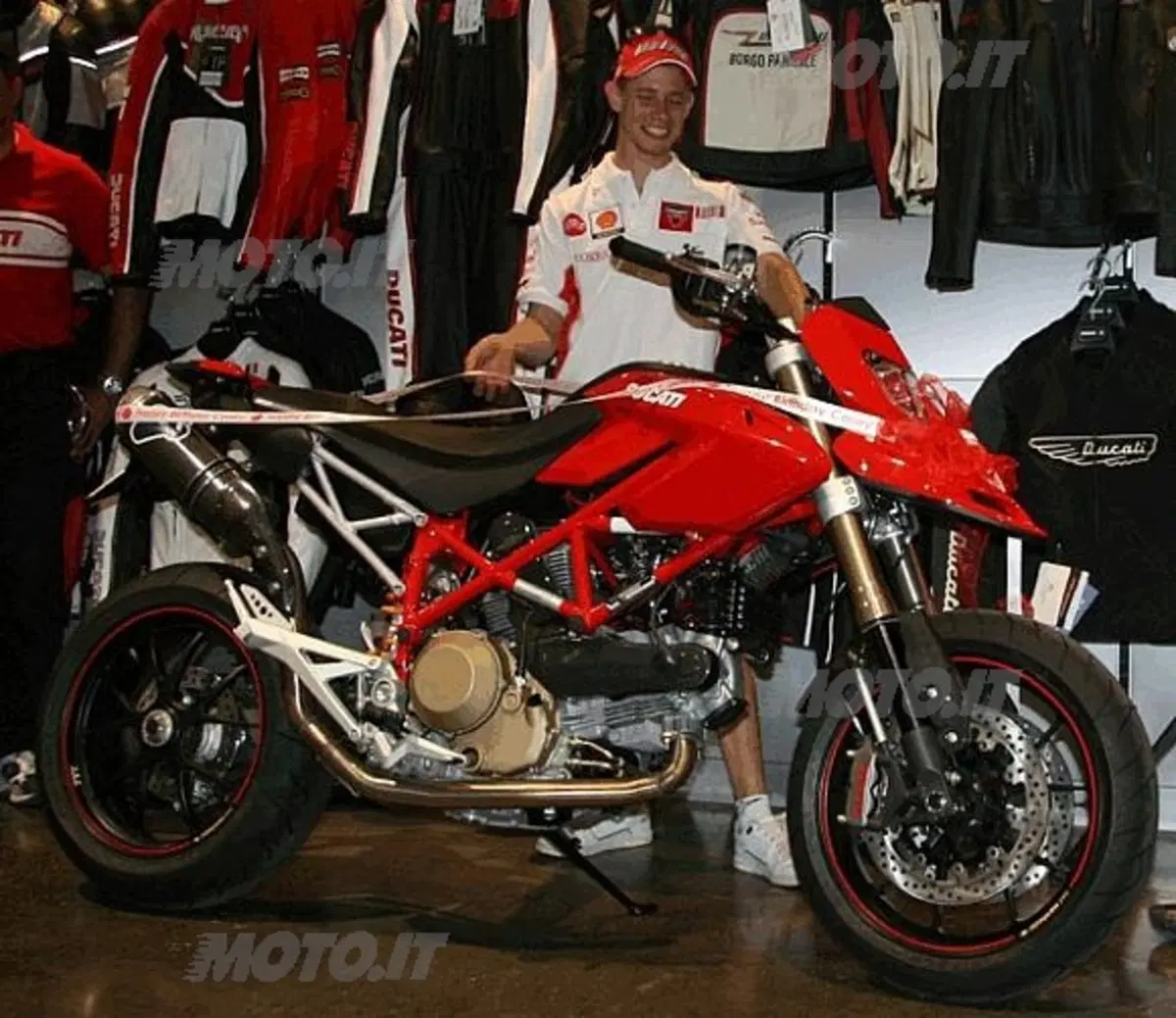 Stoner inaugura il Ducati Store di Melbourne e torna a casa in Hypermotard