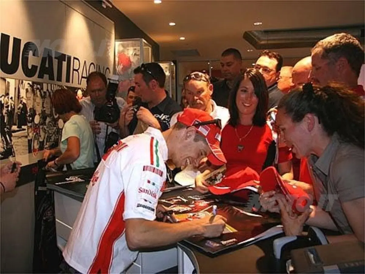 Stoner inaugura il Ducati Store di Melbourne e torna a casa in Hypermotard (2)
