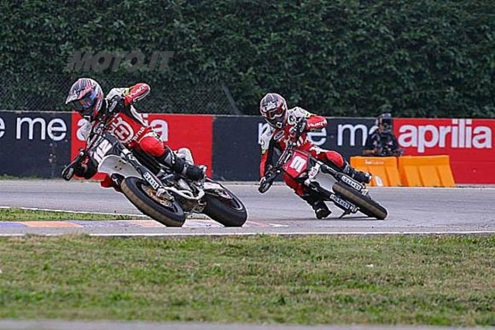 Adrien Chareyre, con la tabella rossa, guida la S1