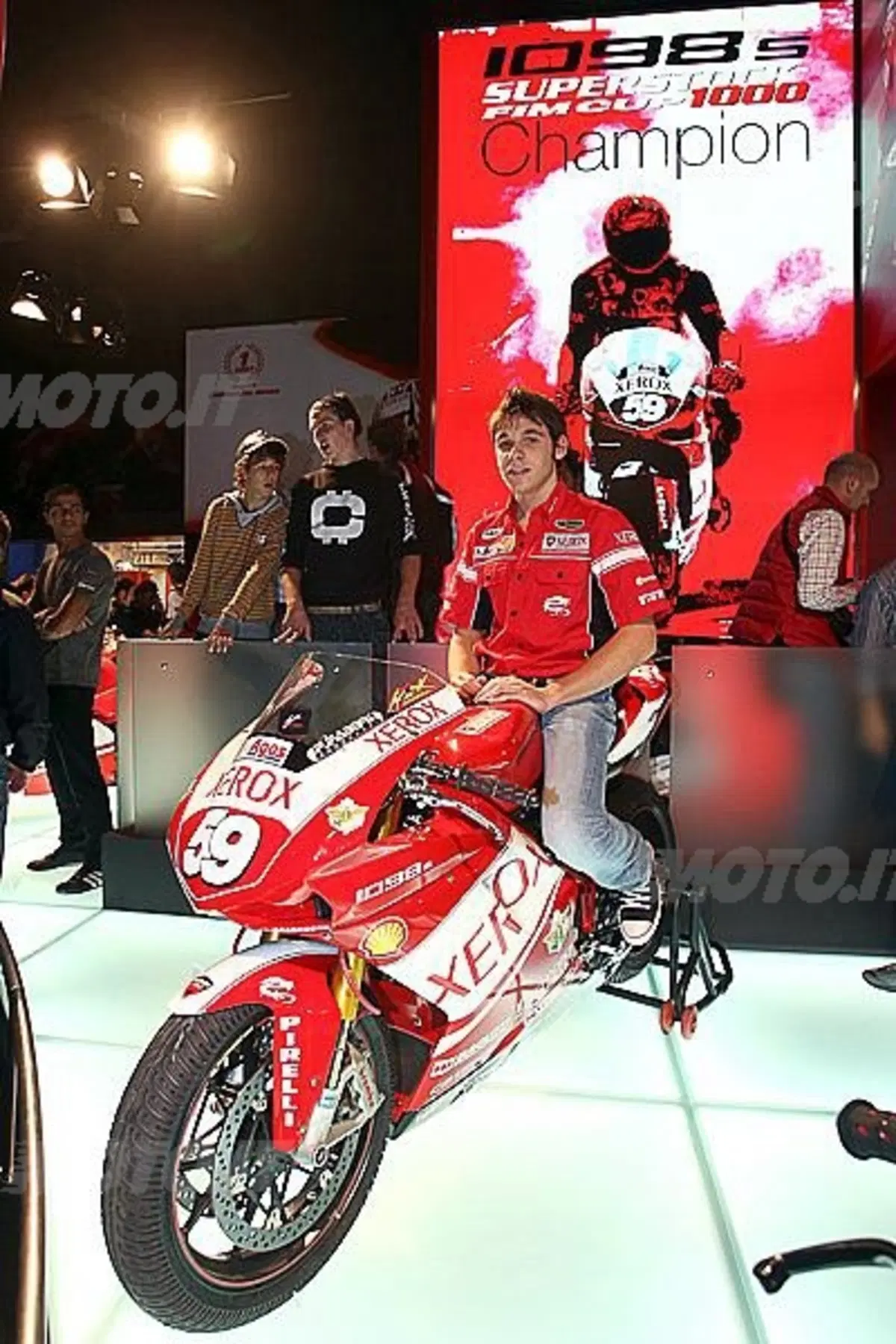 Grande pubblico per Bayliss e per la nuova 1098 R allo stand Ducati (2)