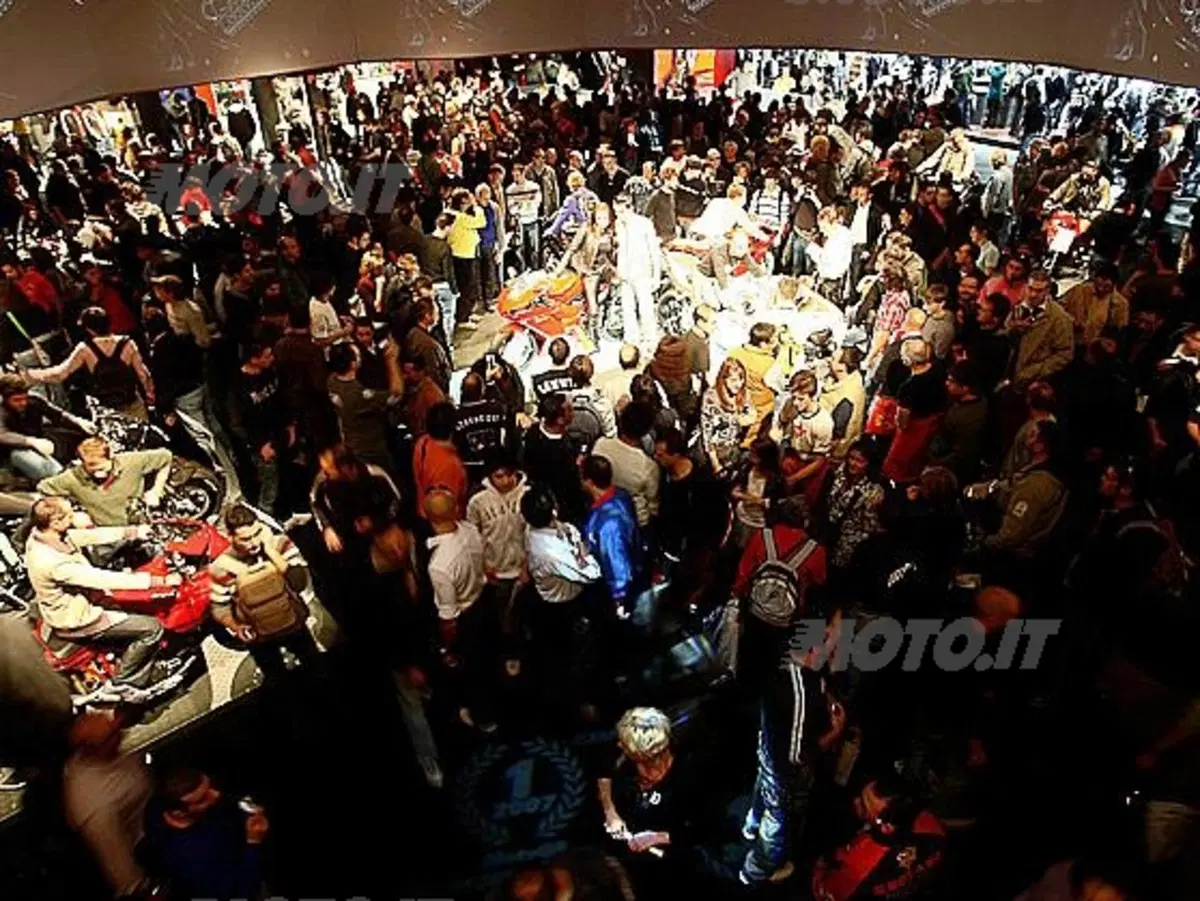 Grande pubblico per Bayliss e per la nuova 1098 R allo stand Ducati (3)