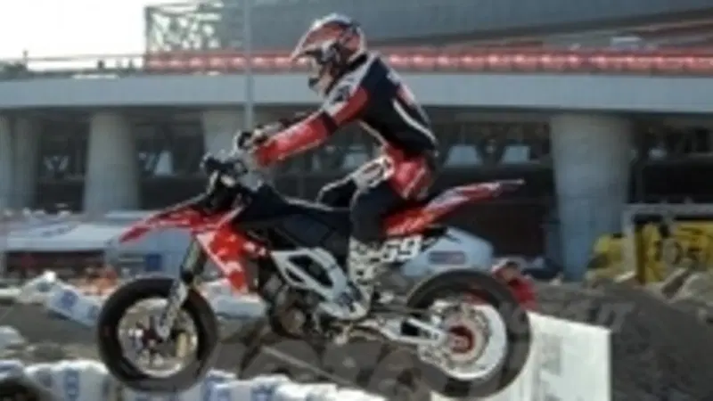 Atto finale nell'arena Motolive della Fiera di Milano per il Trofeo Aprilia Supermoto Cup 2007