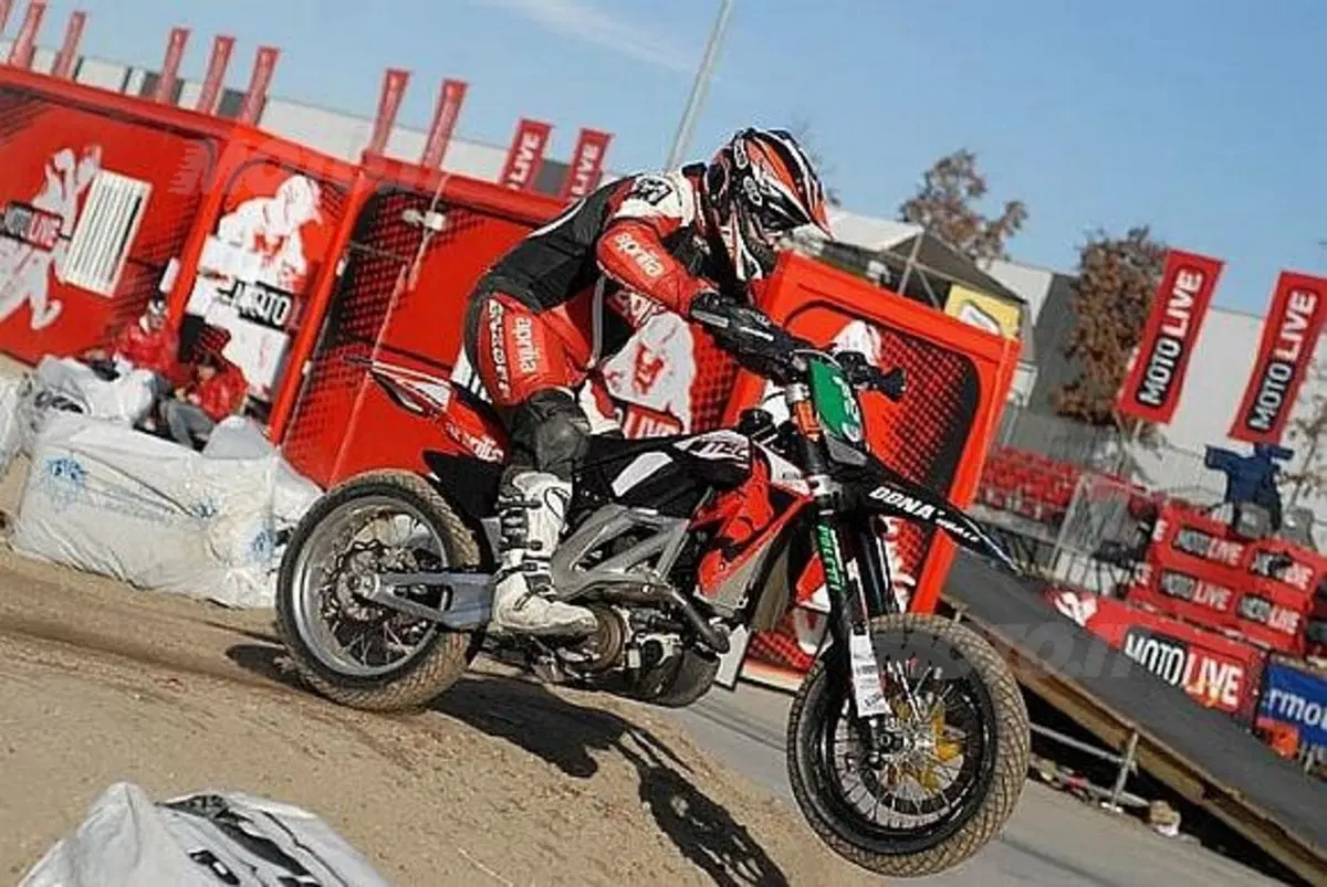 Atto finale nell'arena Motolive della Fiera di Milano per il Trofeo Aprilia Supermoto Cup 2007