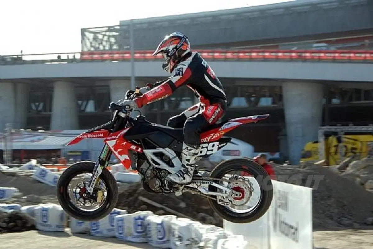 Atto finale nell'arena Motolive della Fiera di Milano per il Trofeo Aprilia Supermoto Cup 2007 (2)
