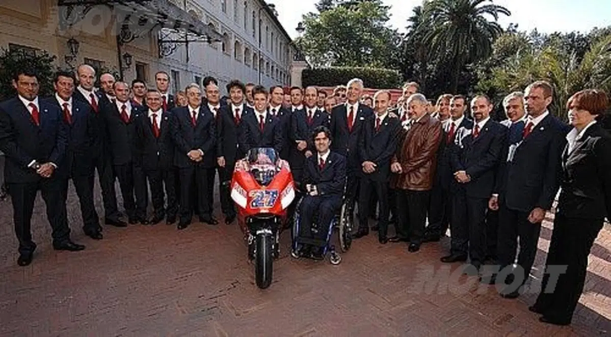 Ducati sale al Quirinale. Stoner incontra Napolitano (2)