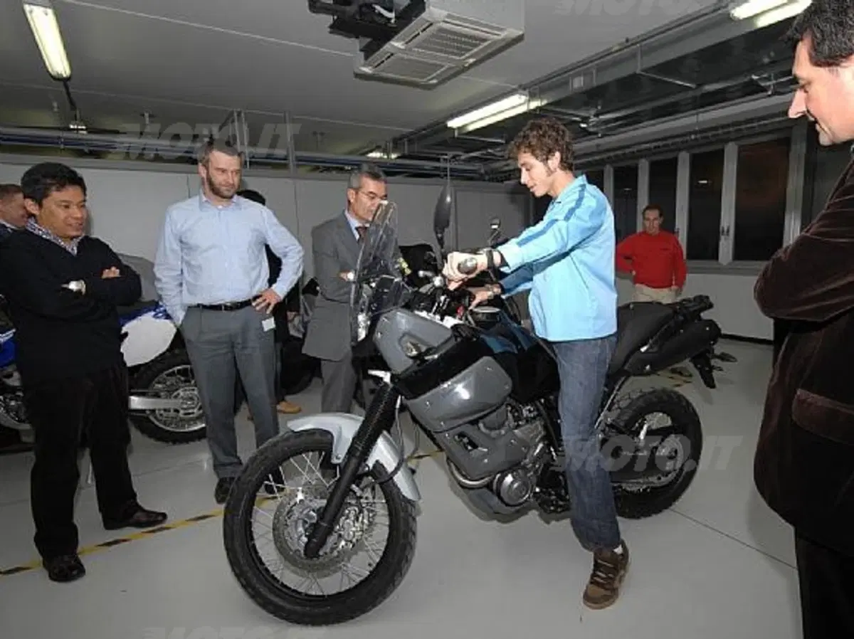Valentino Rossi visita Yamaha Motor Italy (3)