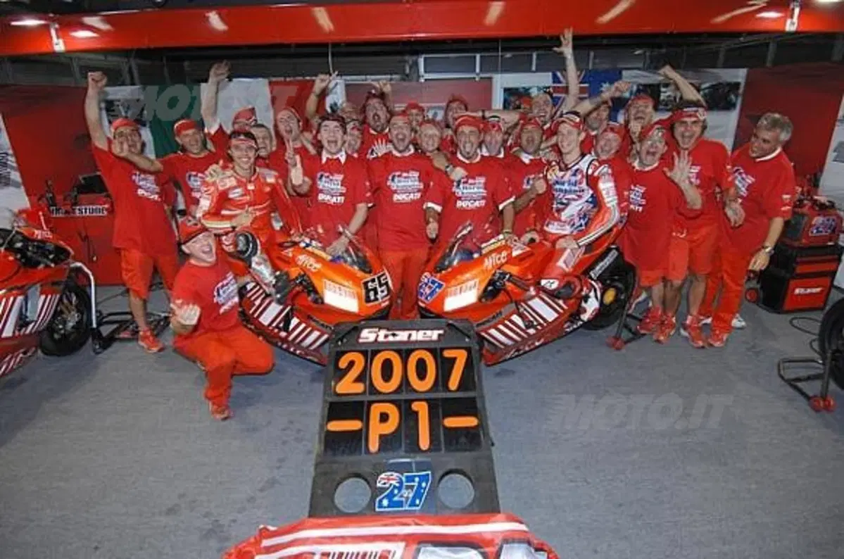 I Campioni Ducati in piazza coi loro tifosi a Bologna  (3)