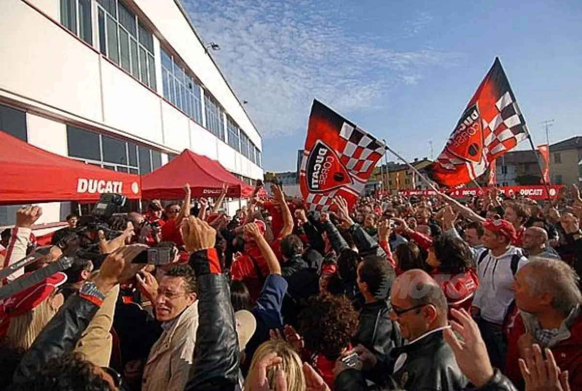 I Campioni Ducati in piazza coi loro tifosi a Bologna  (5)