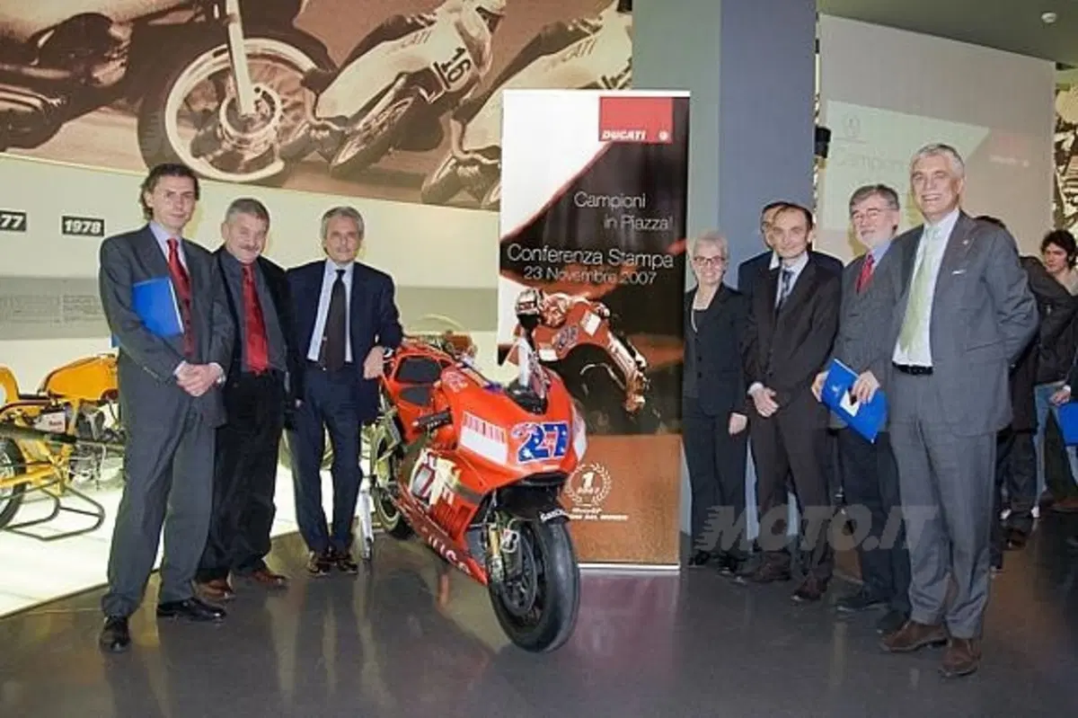 I Campioni Ducati in piazza coi loro tifosi a Bologna  (7)