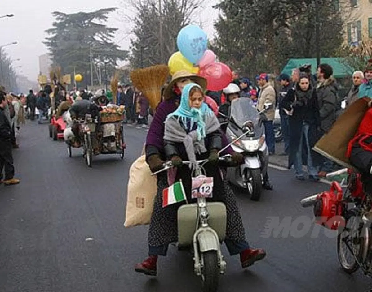 A Roma la Befana arriva in moto 
