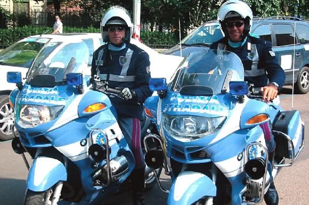 Cose da non fare. A 200 per scommessa in A14. Moto sequestrata e denuncia alla Magistratura