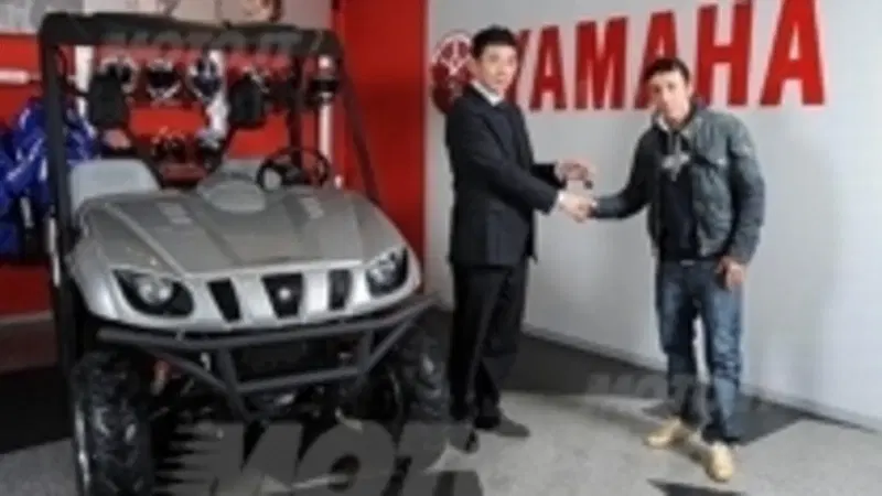 Tony Cairoli visita Yamaha Motor Italia e riceve in dono l'inarrestabile Rhino