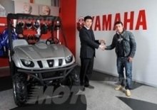 Tony Cairoli visita Yamaha Motor Italia e riceve in dono l'inarrestabile Rhino