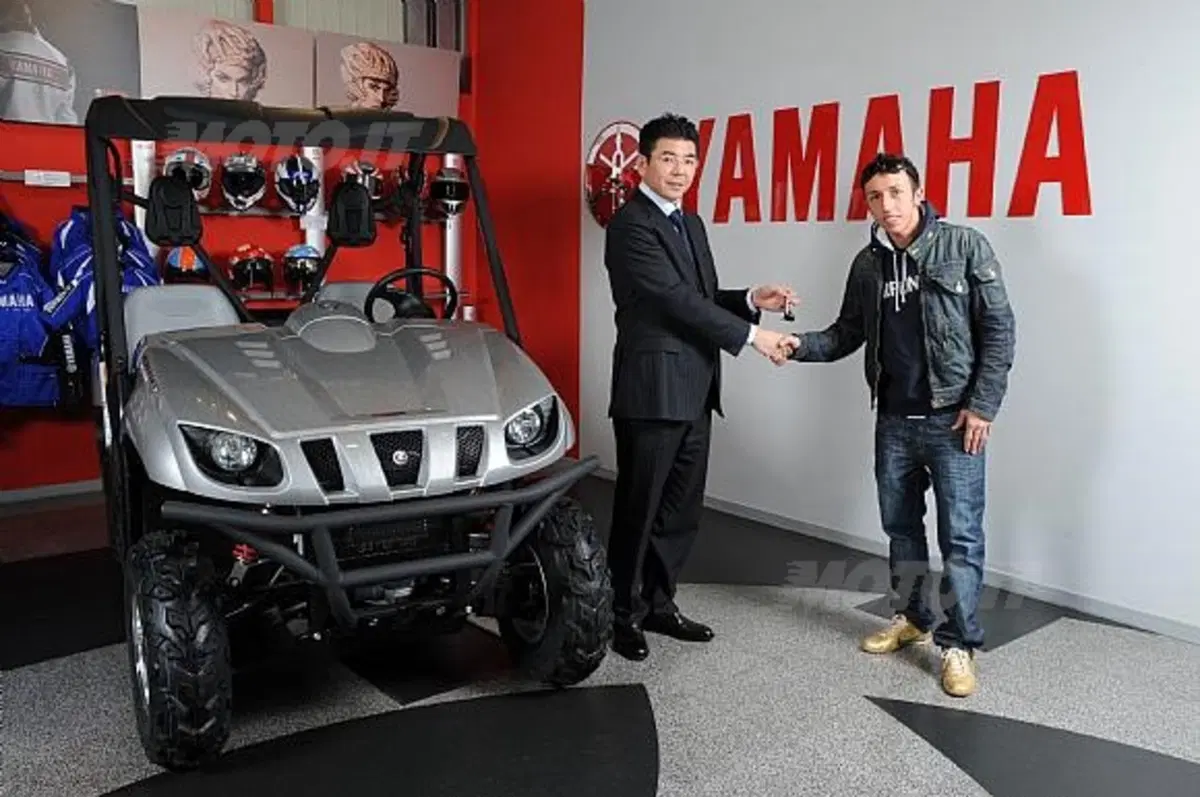 Tony Cairoli visita Yamaha Motor Italia e riceve in dono l'inarrestabile Rhino