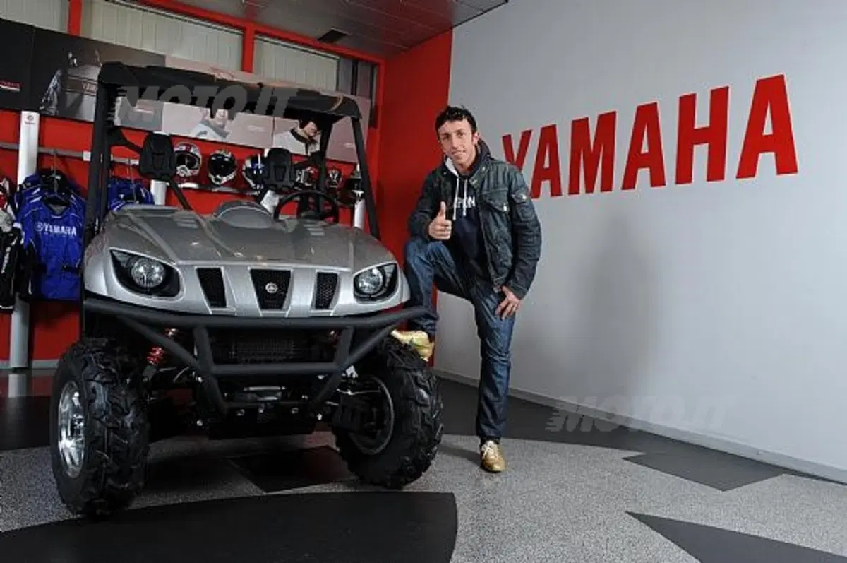 Tony Cairoli visita Yamaha Motor Italia e riceve in dono l'inarrestabile Rhino (3)