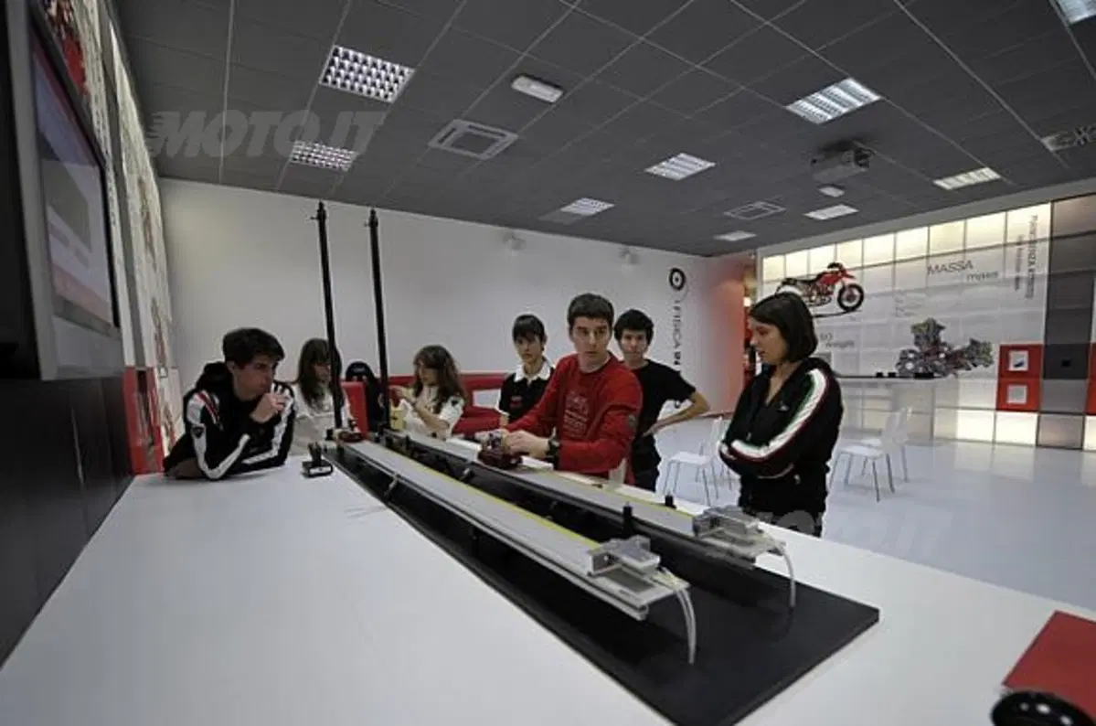 Fisica in Moto: un innovativo laboratorio didattico di fisica all’interno dello stabilimento Ducati (2)