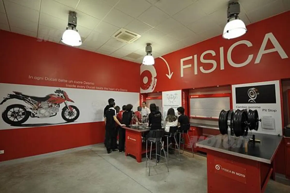 Fisica in Moto: un innovativo laboratorio didattico di fisica all’interno dello stabilimento Ducati (4)