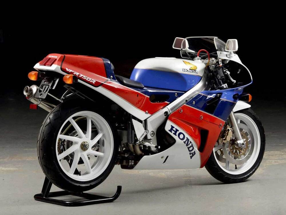 Sulla splendida Honda RC 30, apparsa nel 1987, spiccava il braccio oscillante posteriore, che dal 1990 &egrave; stato impiegato anche sulle VFR destinate a normale impiego stradale. Nelle gare di endurance la possibilit&agrave; di sostituire le ruote con rapidit&agrave; costituisce un grande vantaggio
