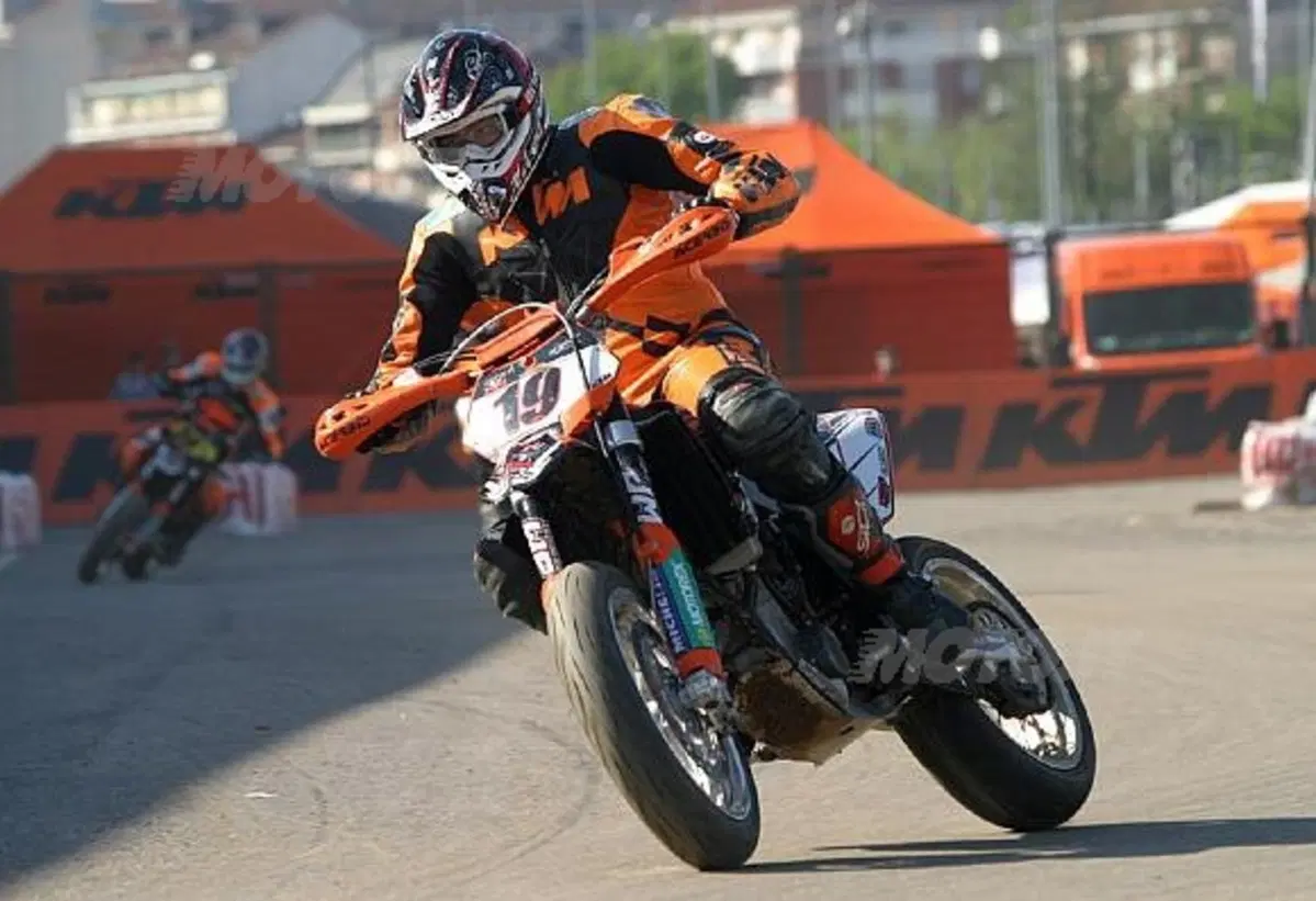 KTM completa il poker dei suoi monomarca con il Trofeo Supermoto, che ha preso il via con la prova d (2)