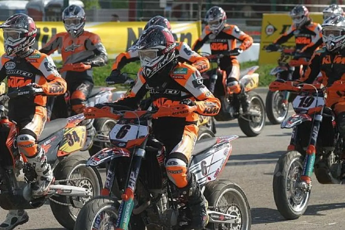 KTM completa il poker dei suoi monomarca con il Trofeo Supermoto, che ha preso il via con la prova d (3)