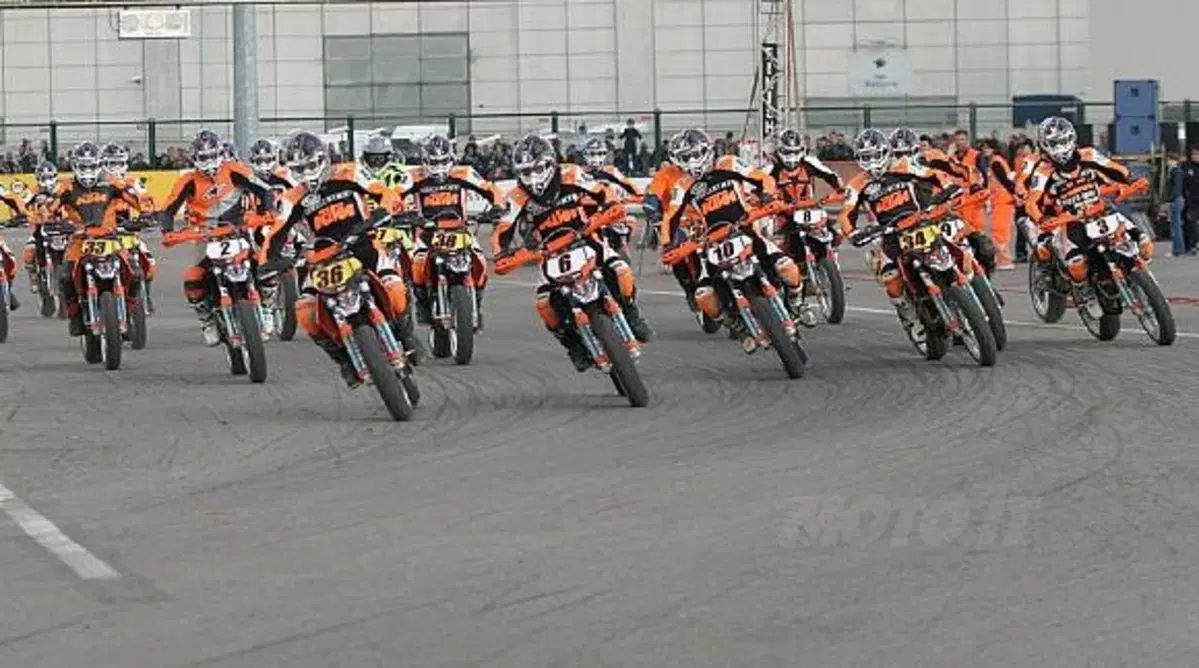 KTM completa il poker dei suoi monomarca con il Trofeo Supermoto, che ha preso il via con la prova d (4)