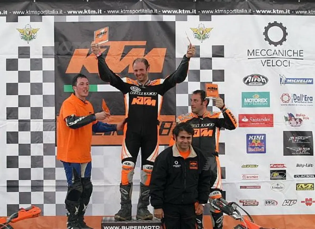 KTM completa il poker dei suoi monomarca con il Trofeo Supermoto, che ha preso il via con la prova d (5)