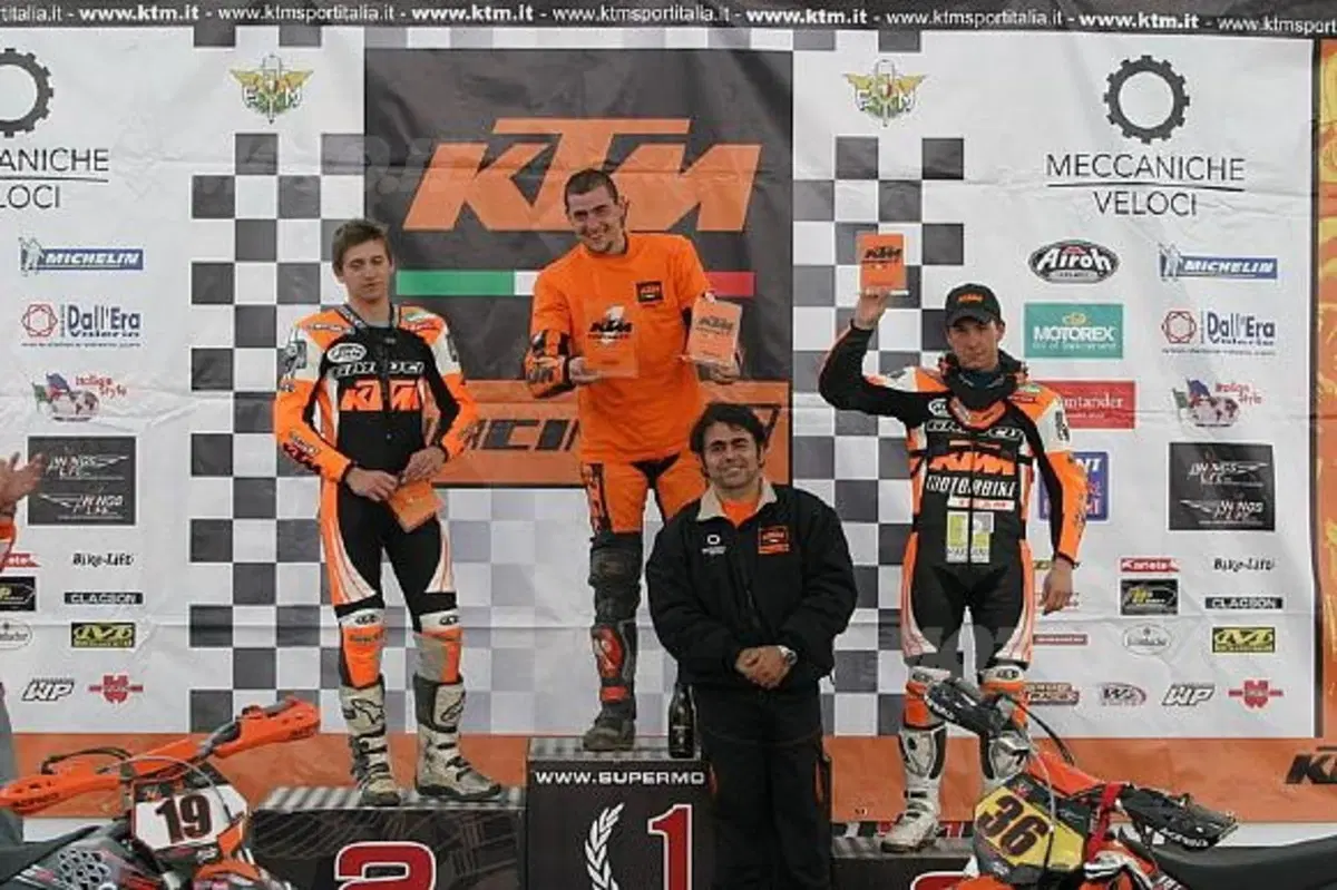 KTM completa il poker dei suoi monomarca con il Trofeo Supermoto, che ha preso il via con la prova d (6)