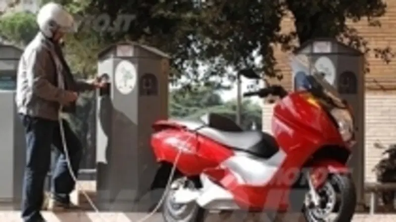Incentivare la rottamazione di veicoli inquinanti per l'acquisto di un Maxi-Scooter Elettrico, quest