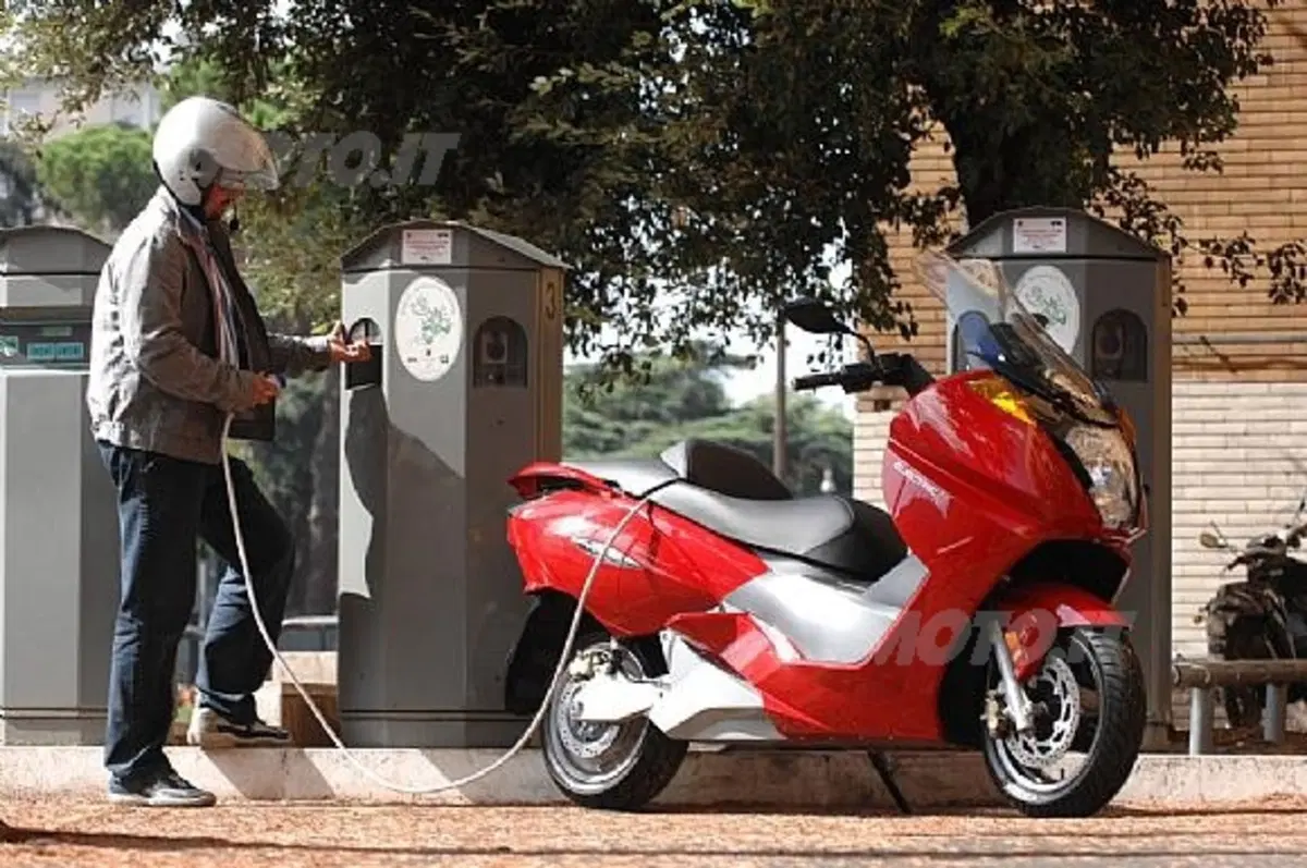 Incentivare la rottamazione di veicoli inquinanti per l'acquisto di un Maxi-Scooter Elettrico, quest
