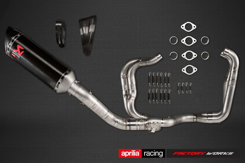 Lo scarico completo Akrapovic con supporto in fibra di carbonio