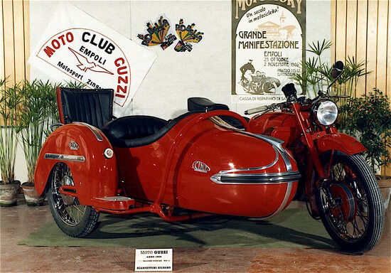 I sidecar italiani più diffusi sono stati i Guzzi 500. La robustezza e il tiro vigoroso erano i punti di forza del classico monocilindrico orizzontale a corsa corta e con volano esterno. Il carrozzino qui mostrato è biposto