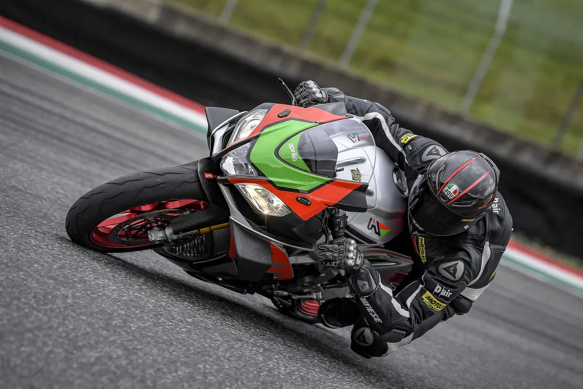 Aprilia RSV4 FW. Volo radente