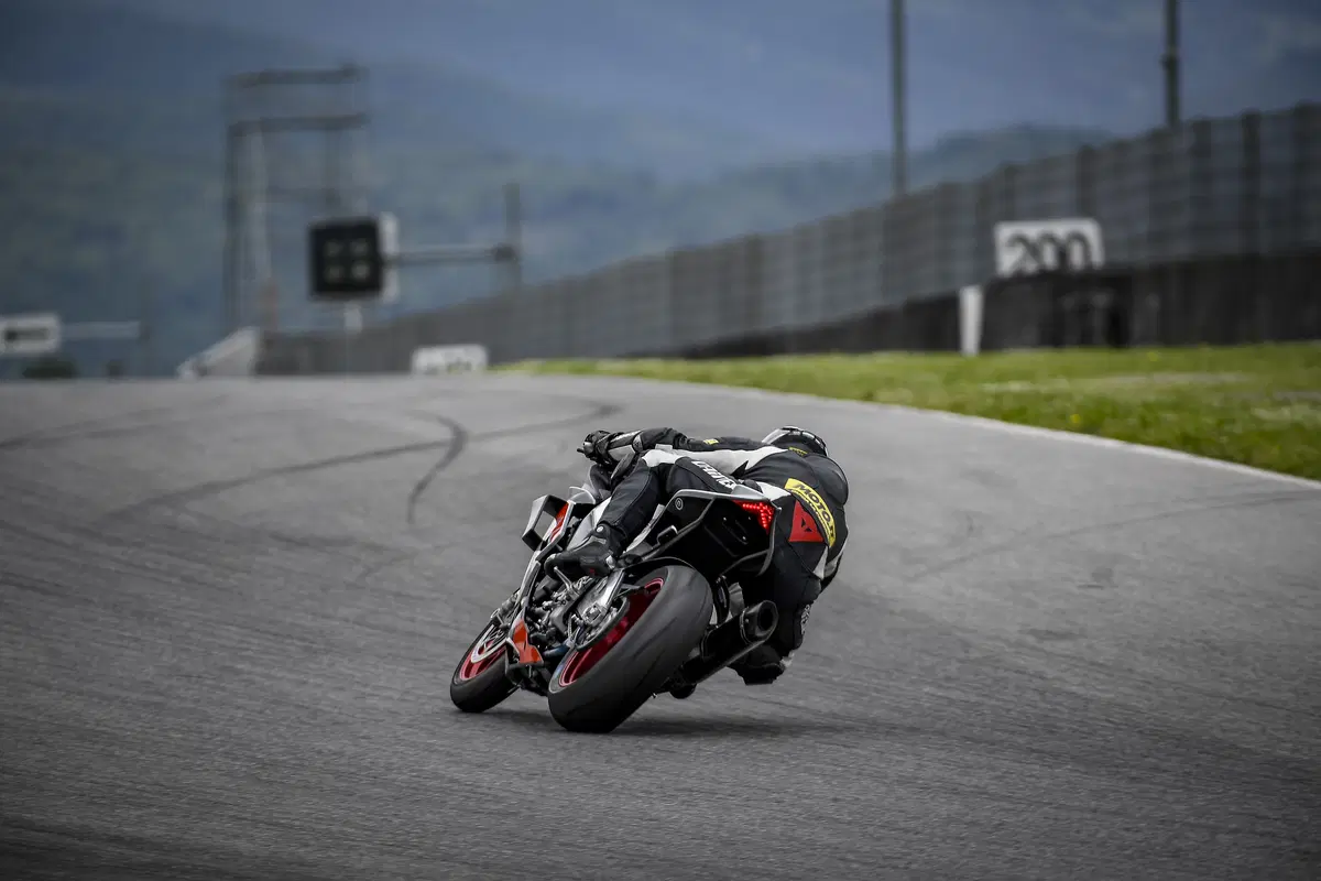 Aprilia RSV4 FW. Volo radente (2)