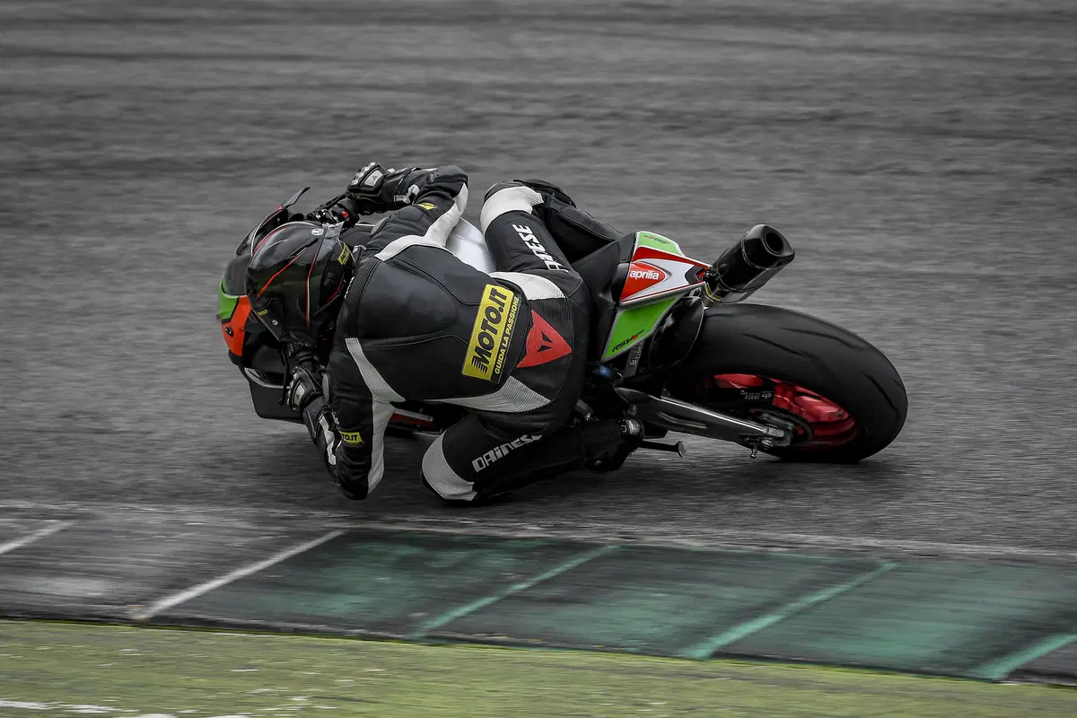 Aprilia RSV4 FW. Volo radente (3)