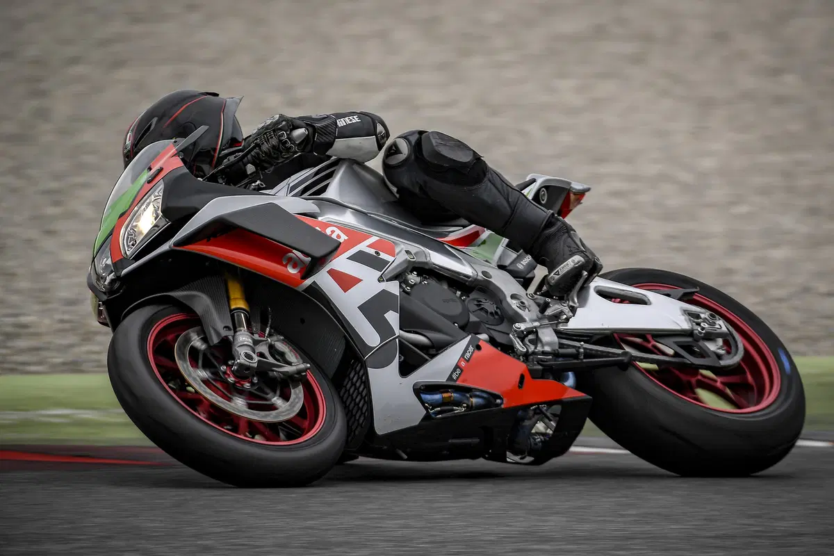 Aprilia RSV4 FW. Volo radente (4)