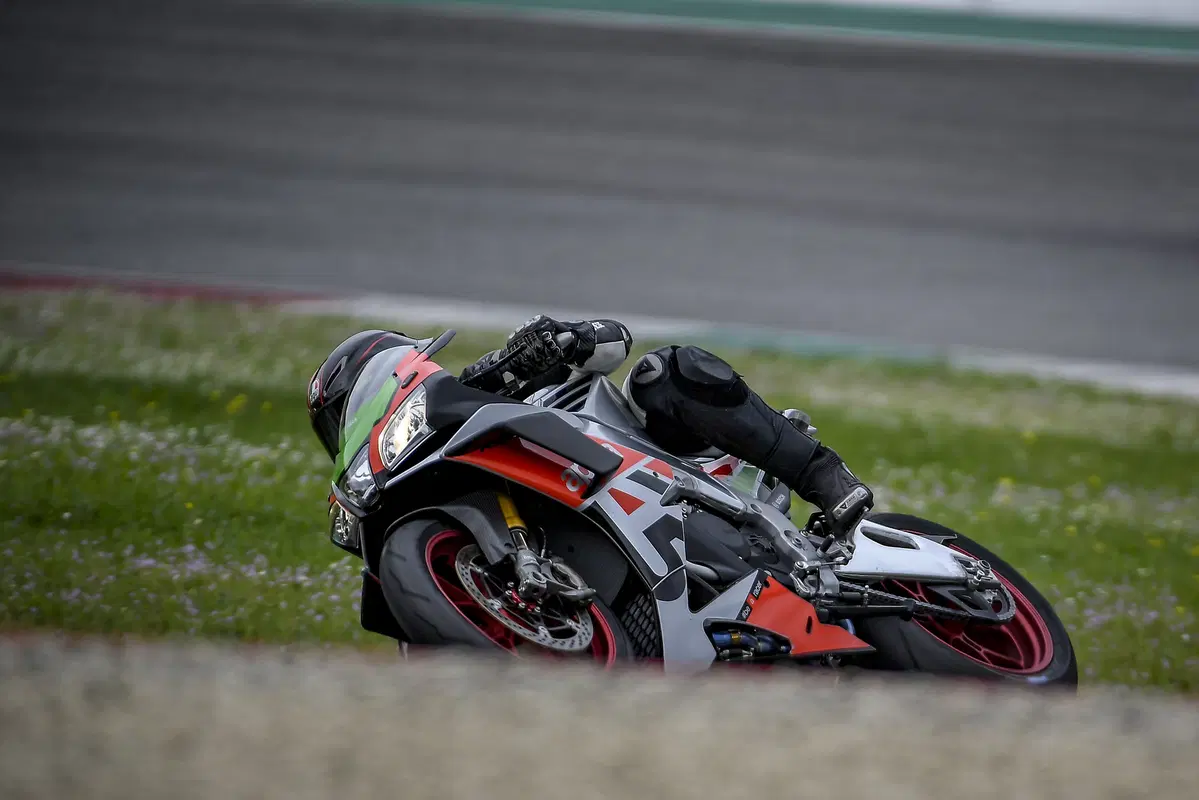 Aprilia RSV4 FW. Volo radente (5)