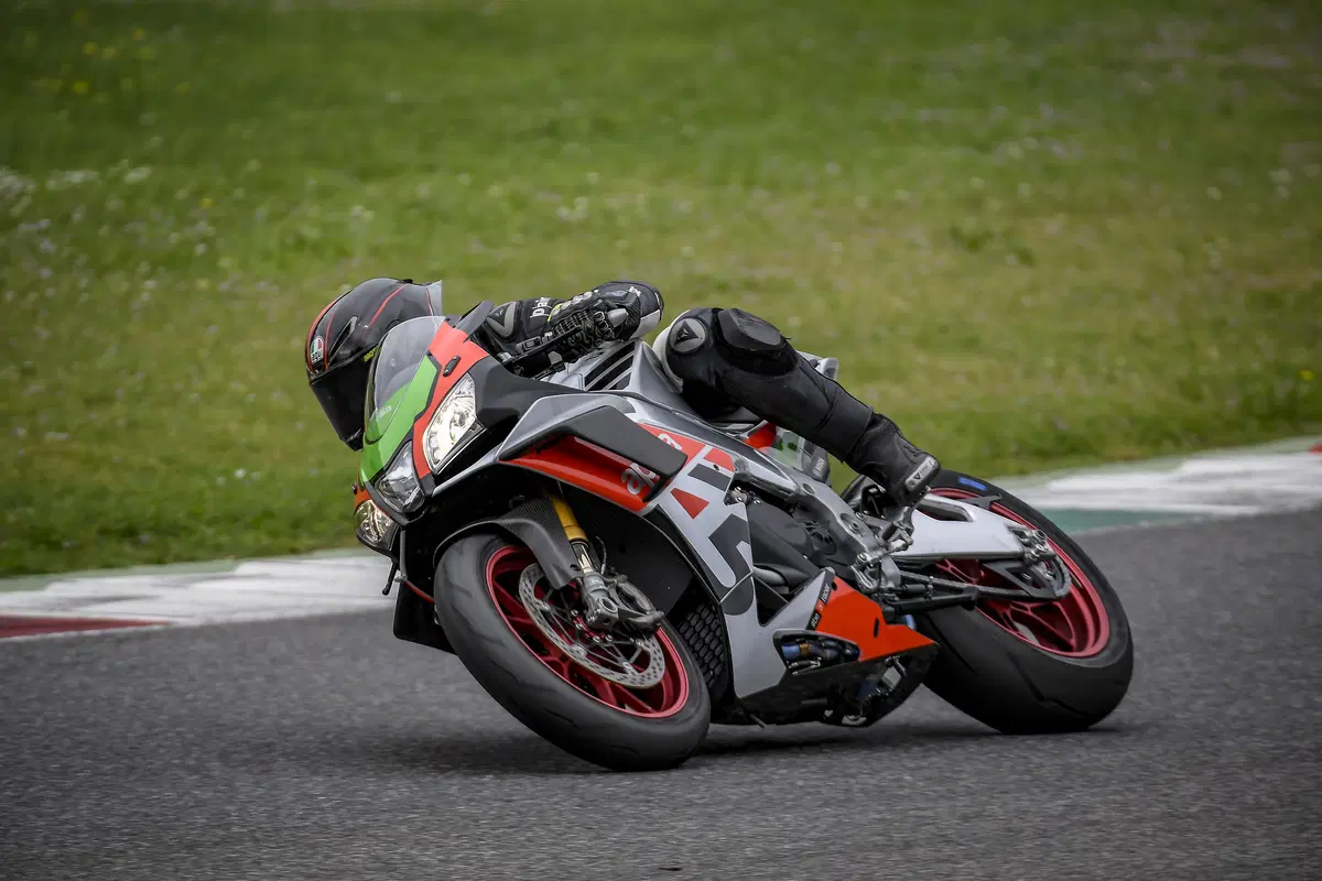 Aprilia RSV4 FW. Volo radente (6)