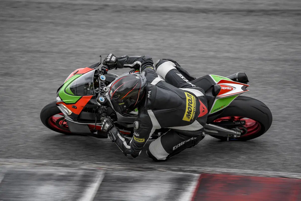 Aprilia RSV4 FW. Volo radente (7)