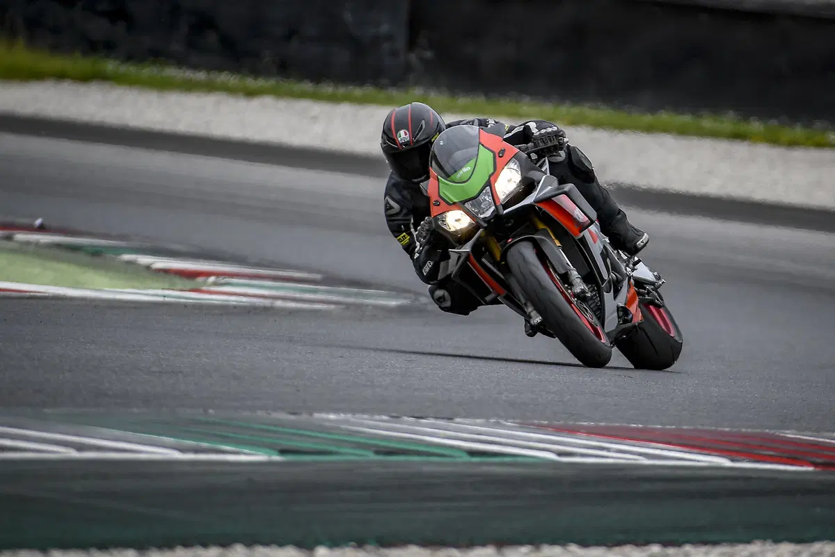 Aprilia RSV4 FW. Volo radente (8)