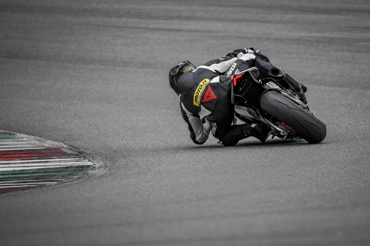 Aprilia RSV4 FW. Volo radente (9)