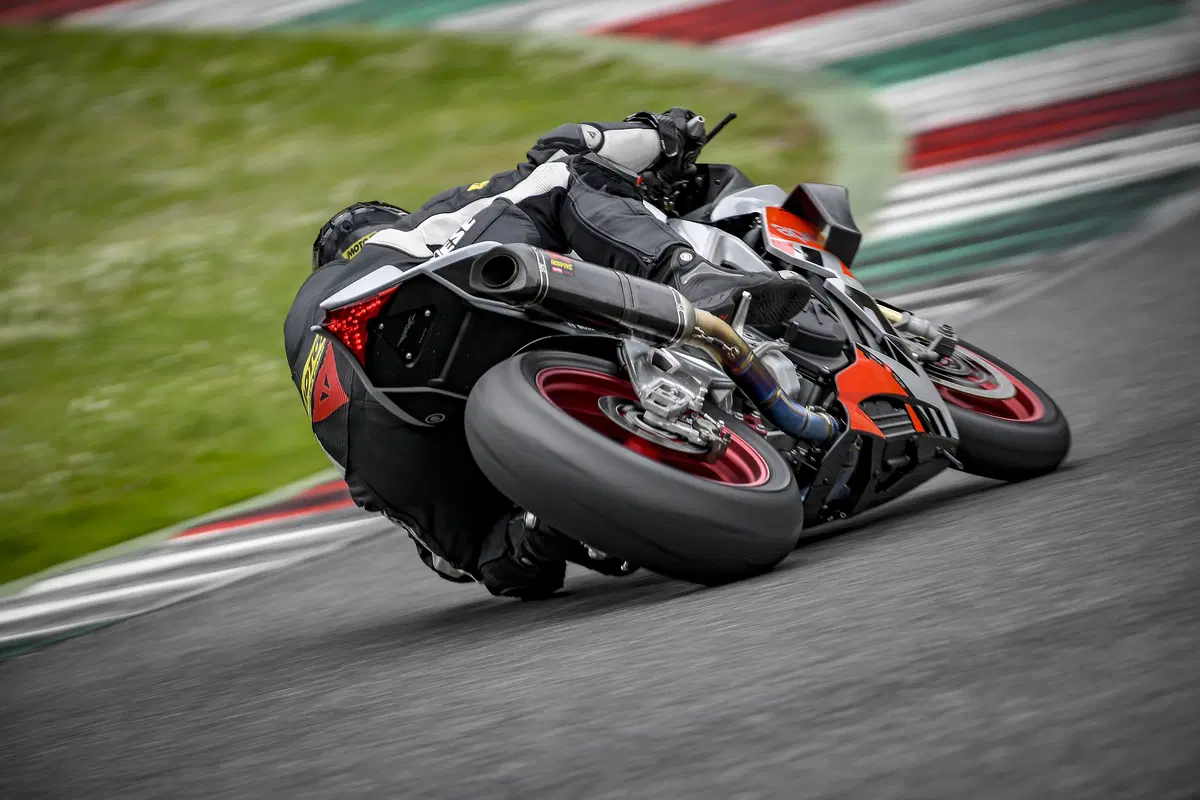 Aprilia RSV4 FW. Volo radente (10)