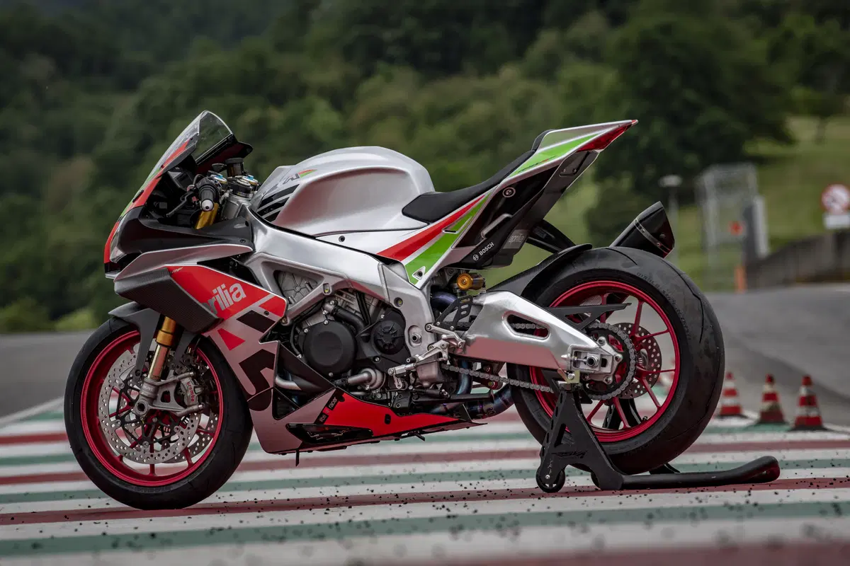 Aprilia RSV4 FW. Volo radente (11)