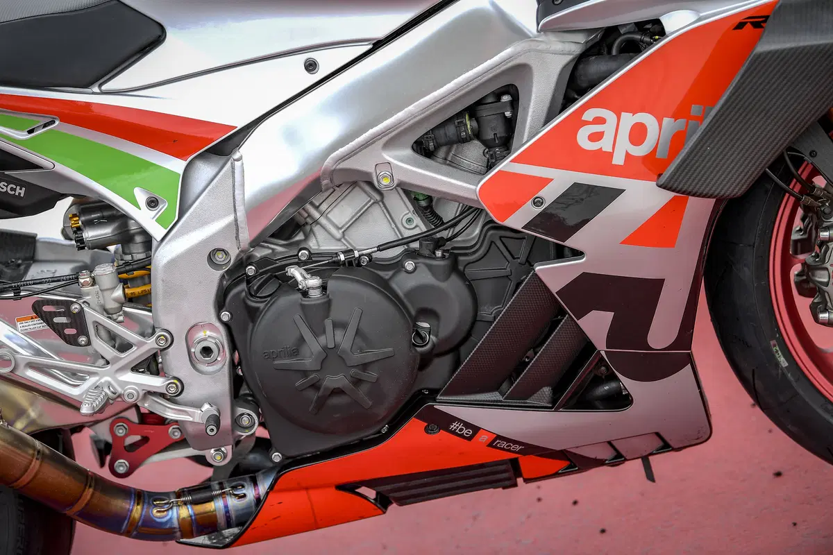 Aprilia RSV4 FW. Volo radente (20)