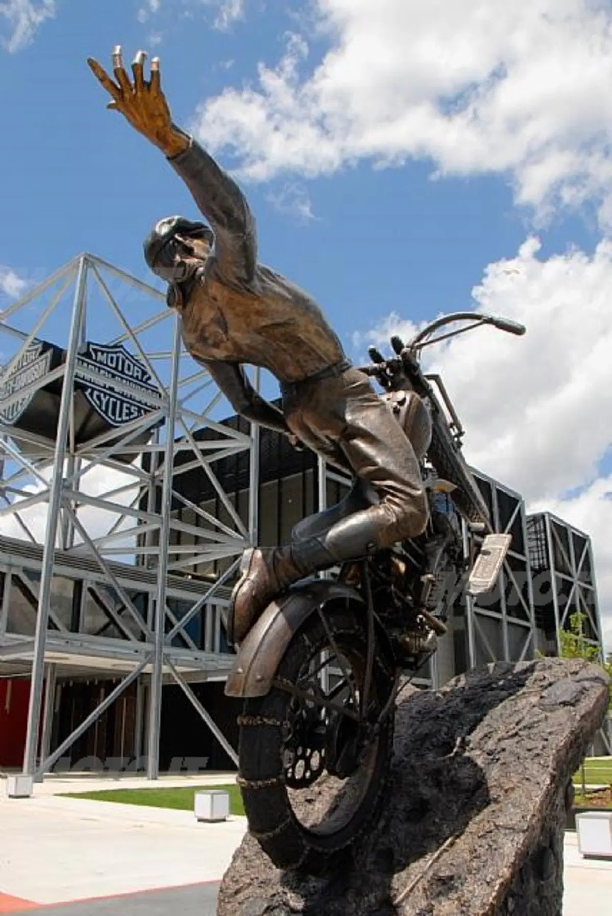 La famiglia Davidson dona una scultura al Museo che aprirà a Milwaukee