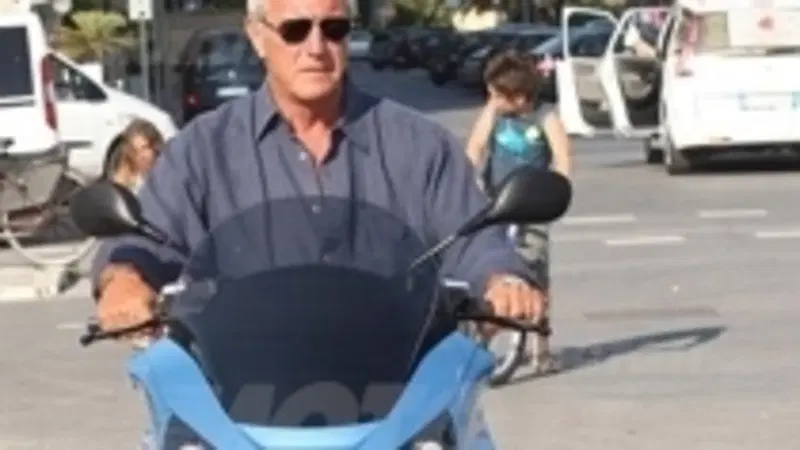 Marcello Lippi si gode l'MP3 250 Piaggio nella sua Viareggio
