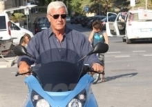 Marcello Lippi si gode l'MP3 250 Piaggio nella sua Viareggio