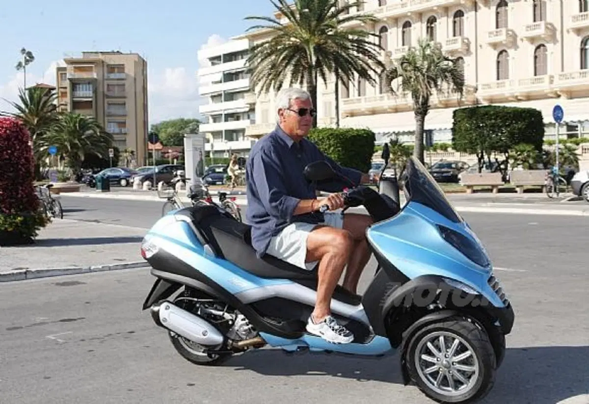Marcello Lippi si gode l'MP3 250 Piaggio nella sua Viareggio