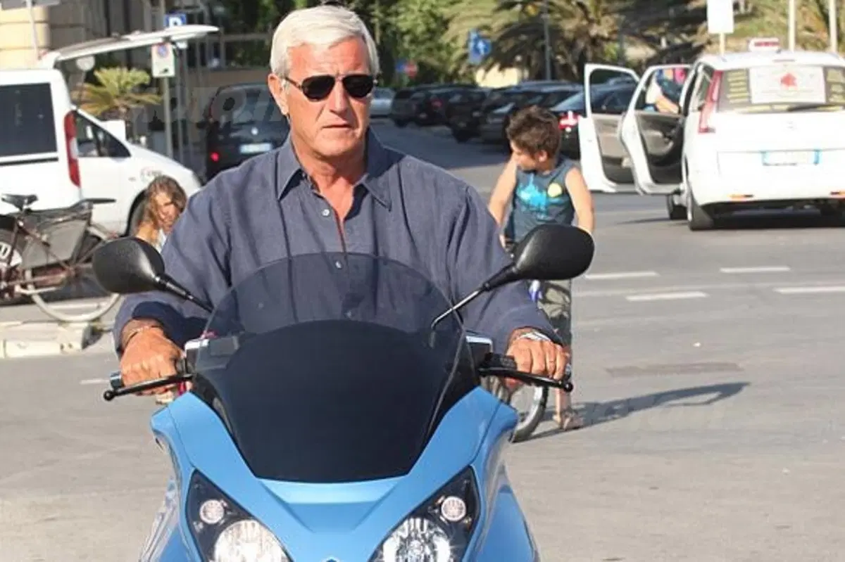 Marcello Lippi si gode l'MP3 250 Piaggio nella sua Viareggio (2)